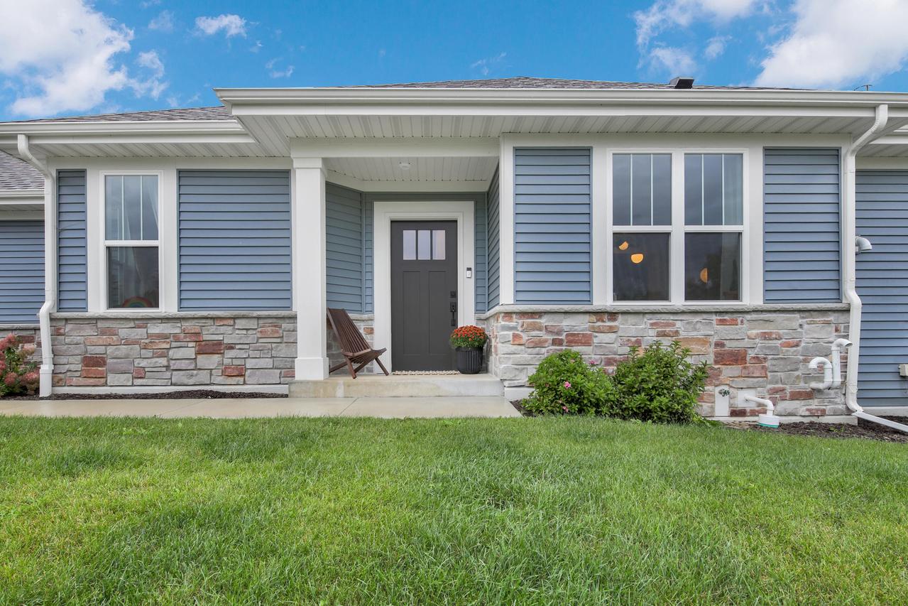 W204N17637 Laurel Pl #402, Jackson, WI 53037