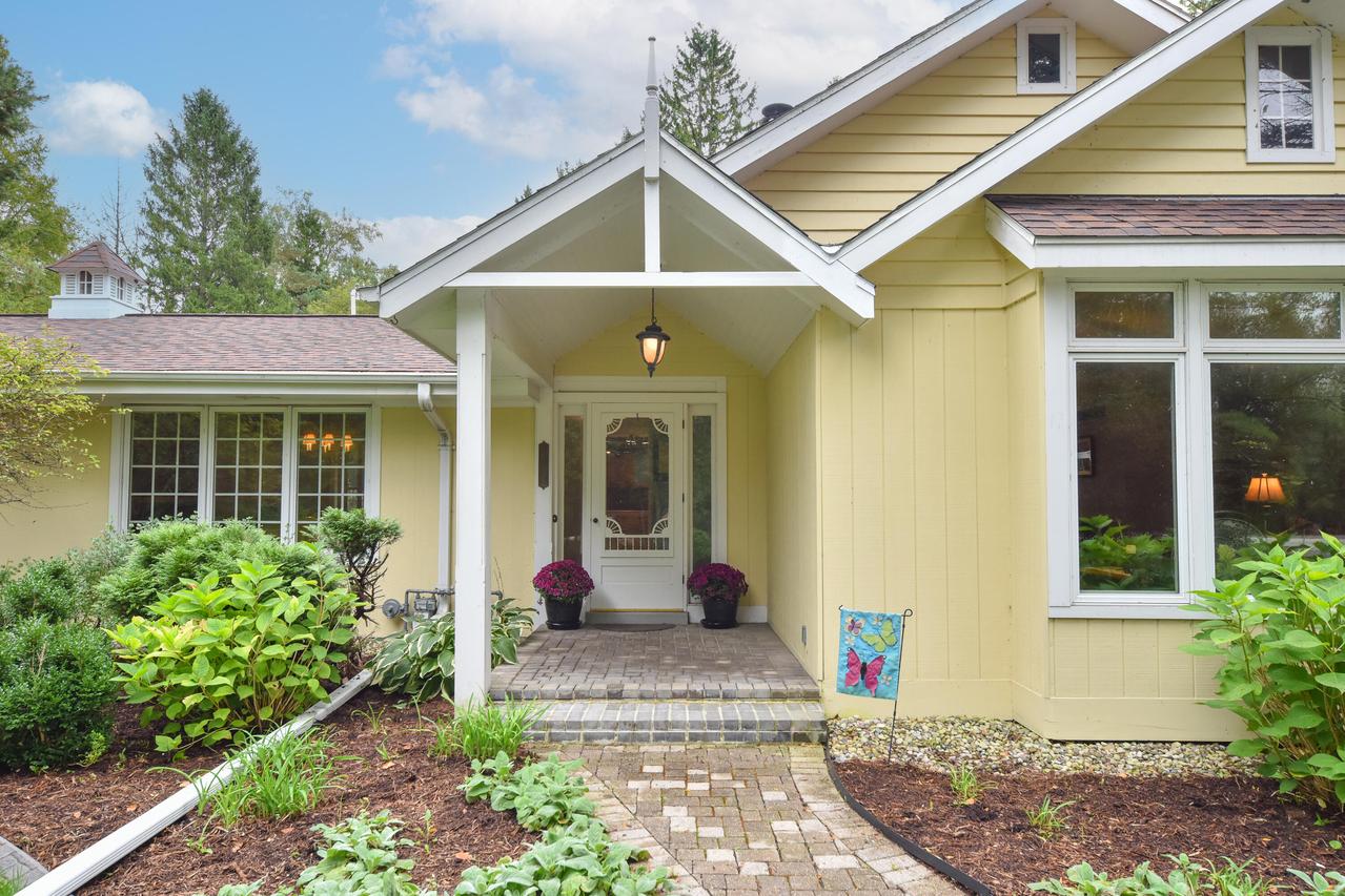 2032 Covered Bridge, Cedarburg, WI 53012