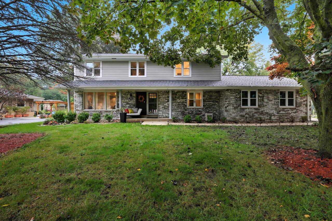 4962 S 82nd St, Greenfield, WI 53220