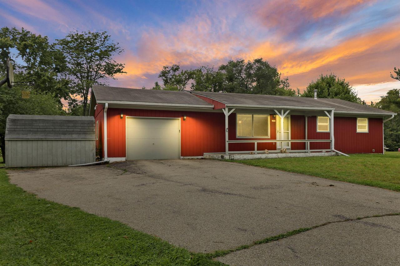 2340 N Browns Lake, Rochester, WI 53105