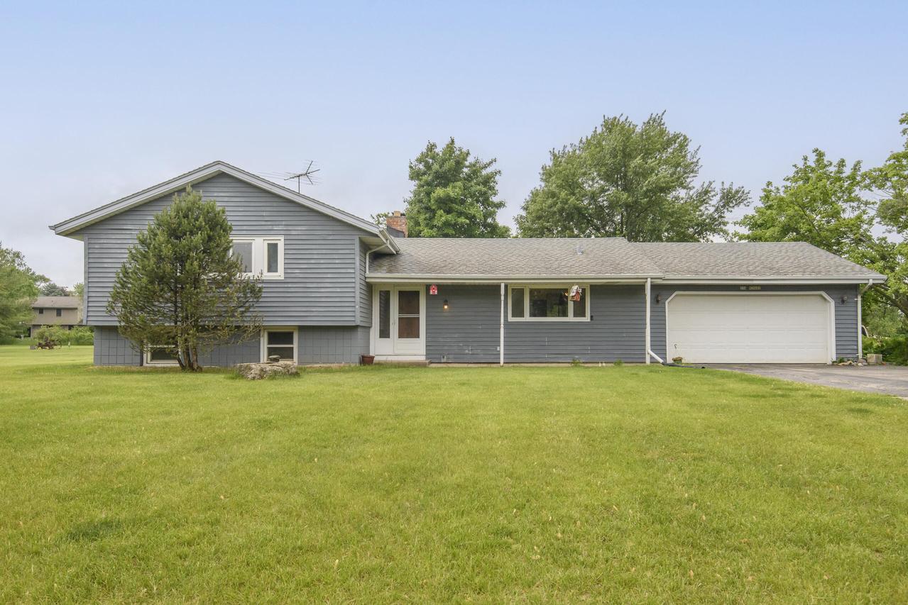 S56W29680 Roanoke Dr, Genesee, WI 53189