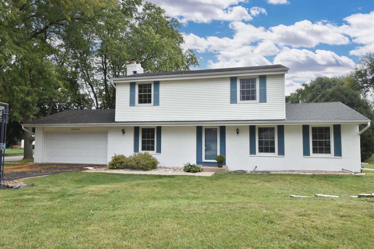 2215 Avalon Dr, Waukesha, WI 53186
