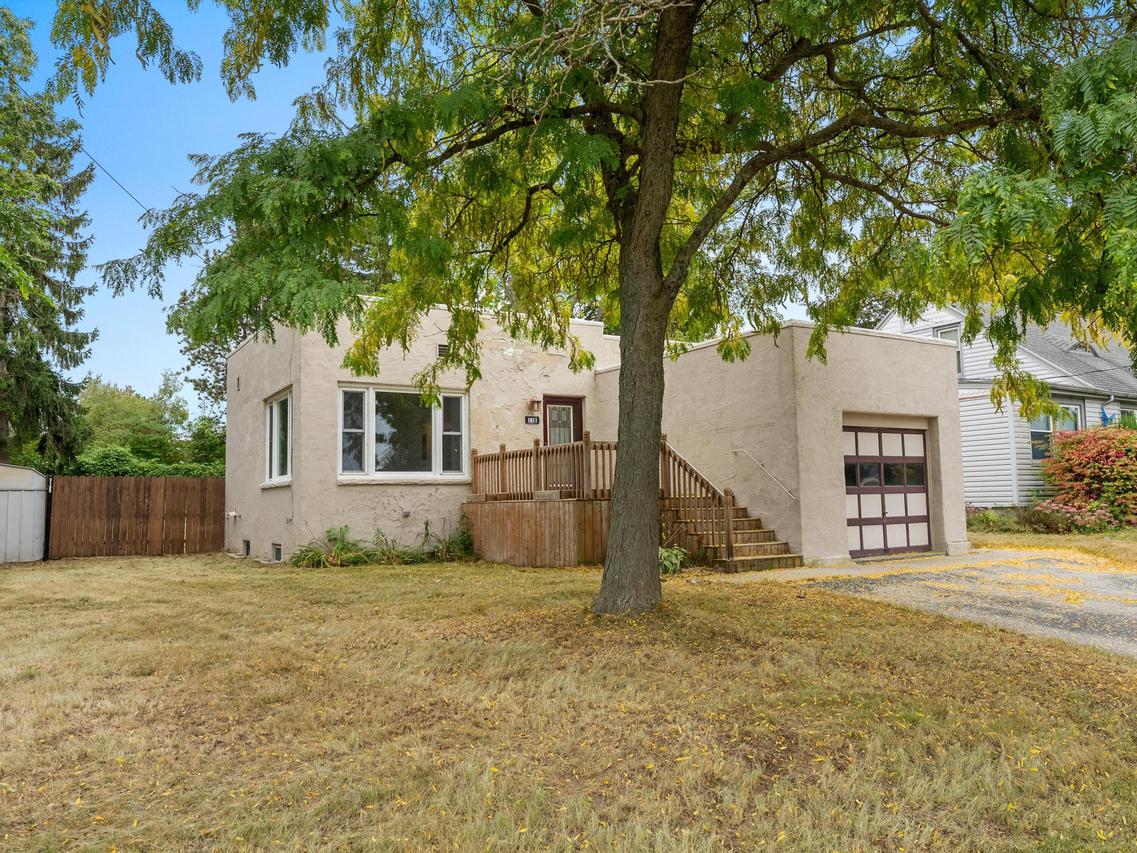 1011 Dewey St, Manitowoc, WI 54220