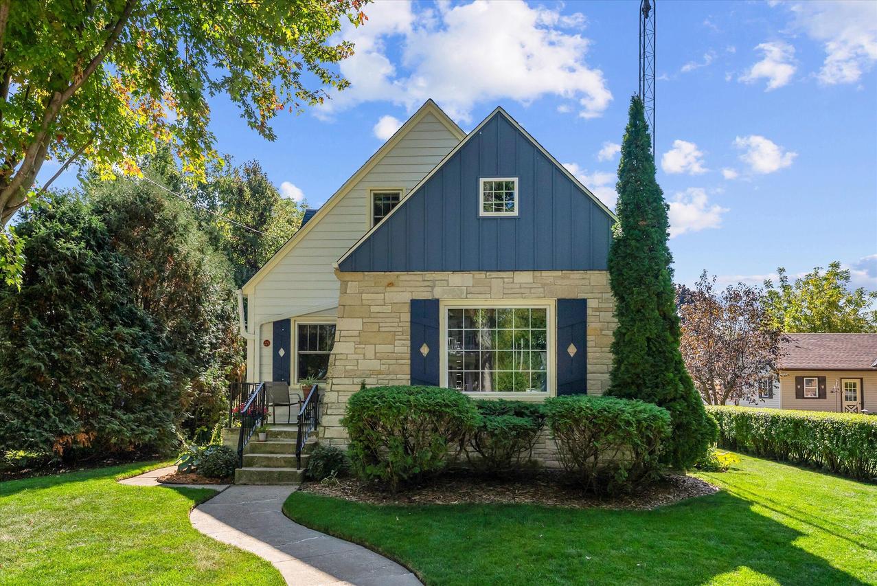 229 Russell Ave, Hartford, WI 53027