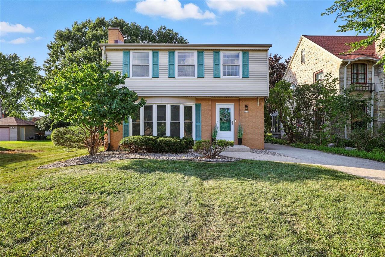 9810 W Grantosa Dr, Wauwatosa, WI 53222