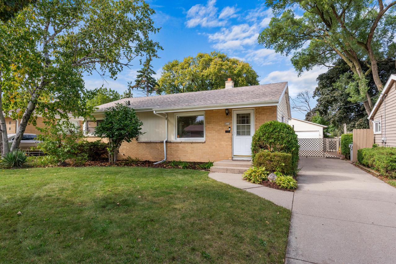 8510 W Arden Pl, Milwaukee, WI 53225