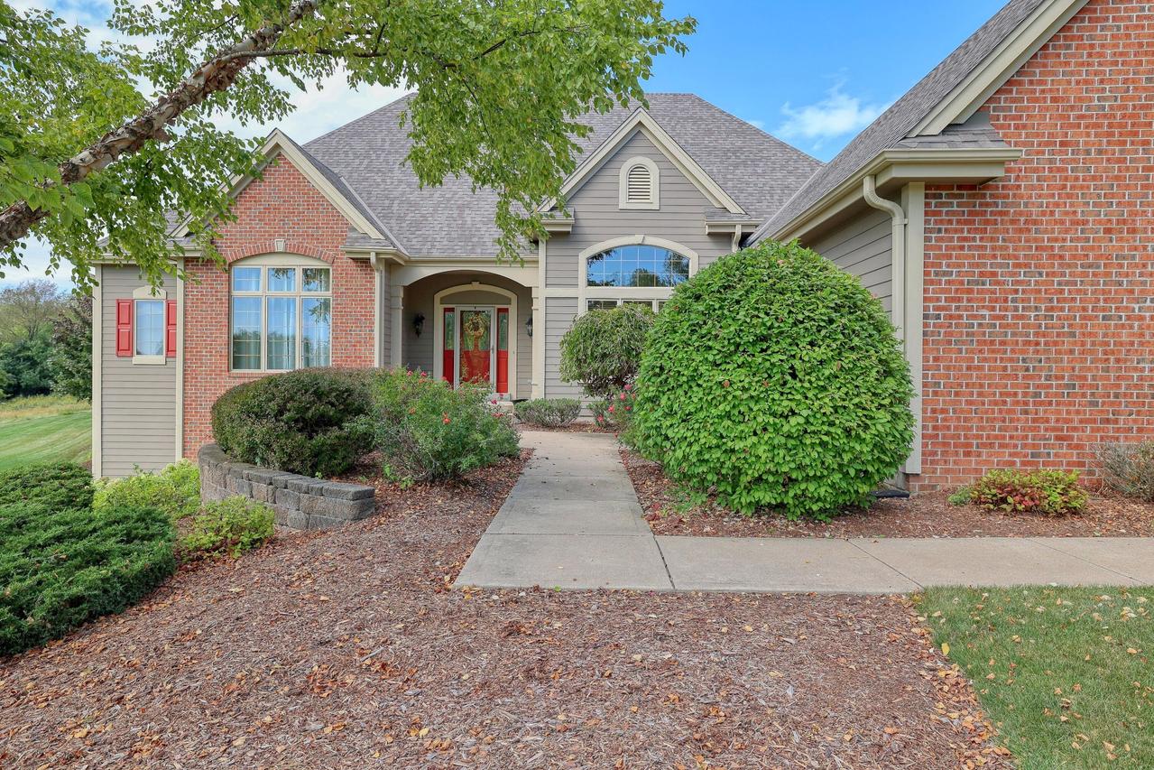 W282N4343 Somerset Ln, Delafield, WI 53072