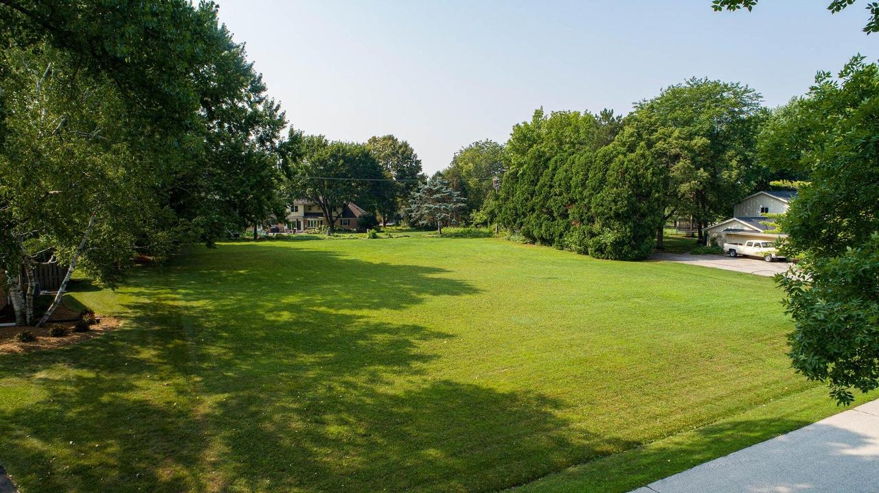 15305 Cascade Dr, Elm Grove, WI 53122