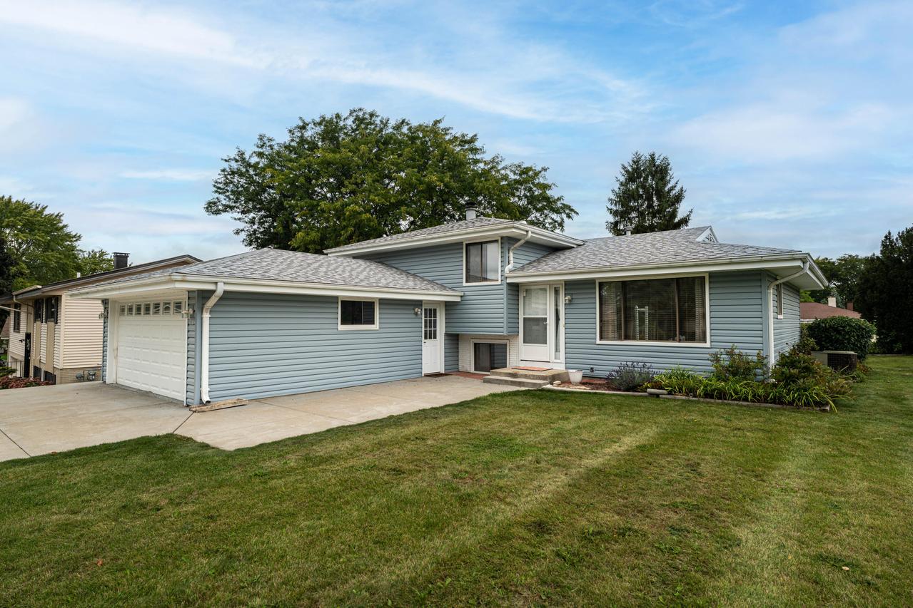 114 Carpenter Ct, Mukwonago, WI 53149