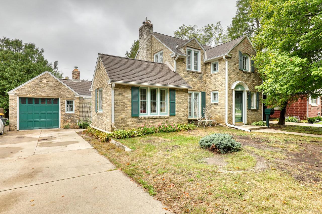 2449 S 80th St, West Allis, WI 53219