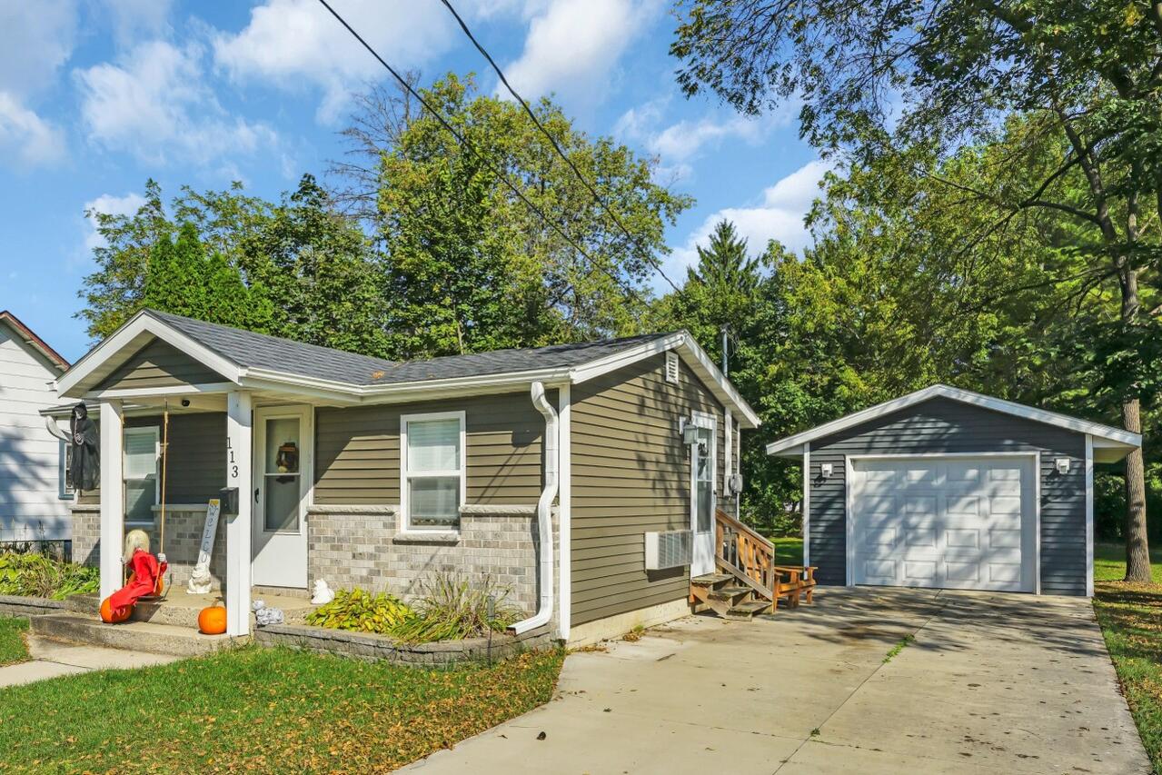 113 N Olsen St, Elkhorn, WI 53121
