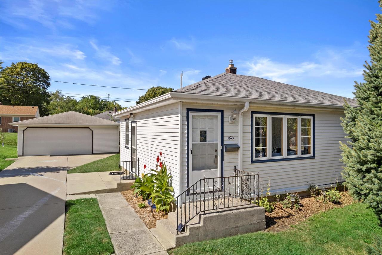 3675 S 5th St, Milwaukee, WI 53207