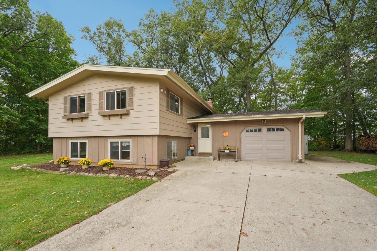 N9669 Shady Ln, Ixonia, WI 53094
