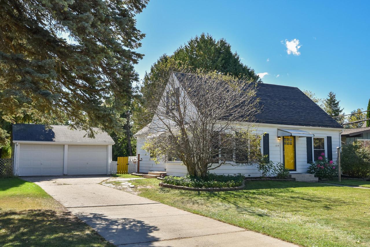1219 W Grand Ave, Port Washington, WI 53074