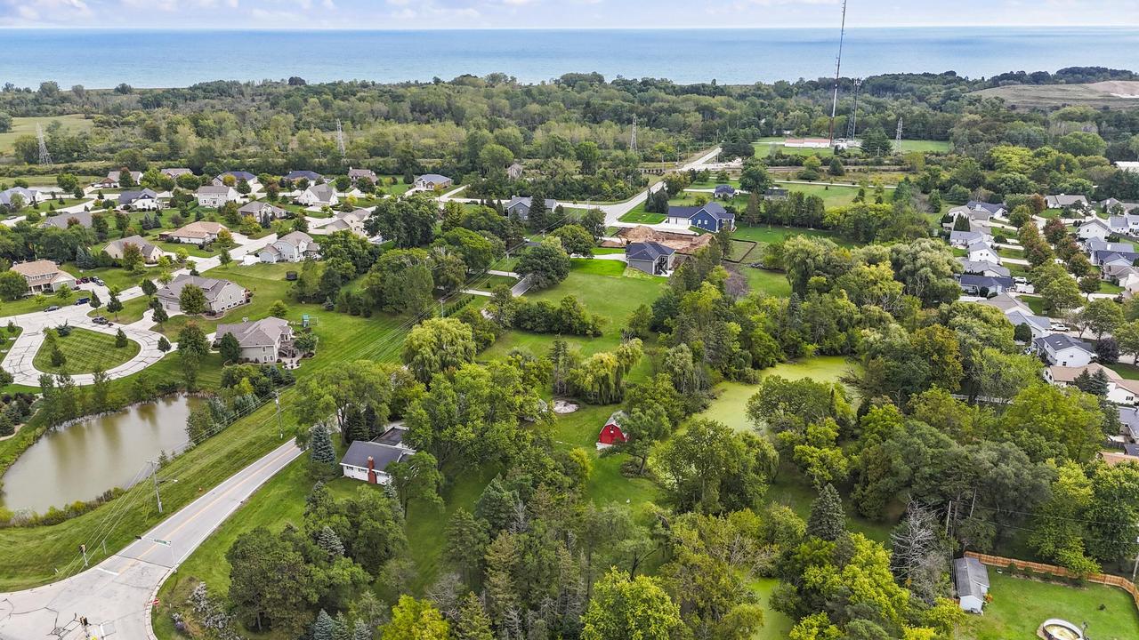 4063 E Oakwood Rd, Oak Creek, WI 53154