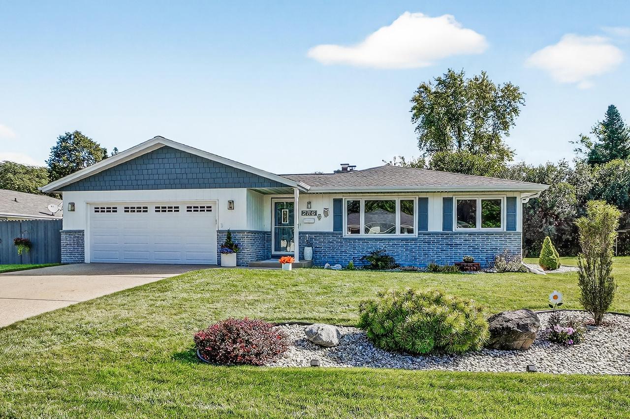 286 Hazel Ln, Hartland, WI 53029