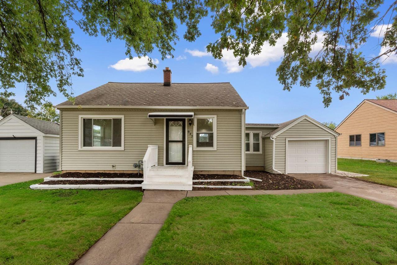 932 S 86th St, West Allis, WI 53214