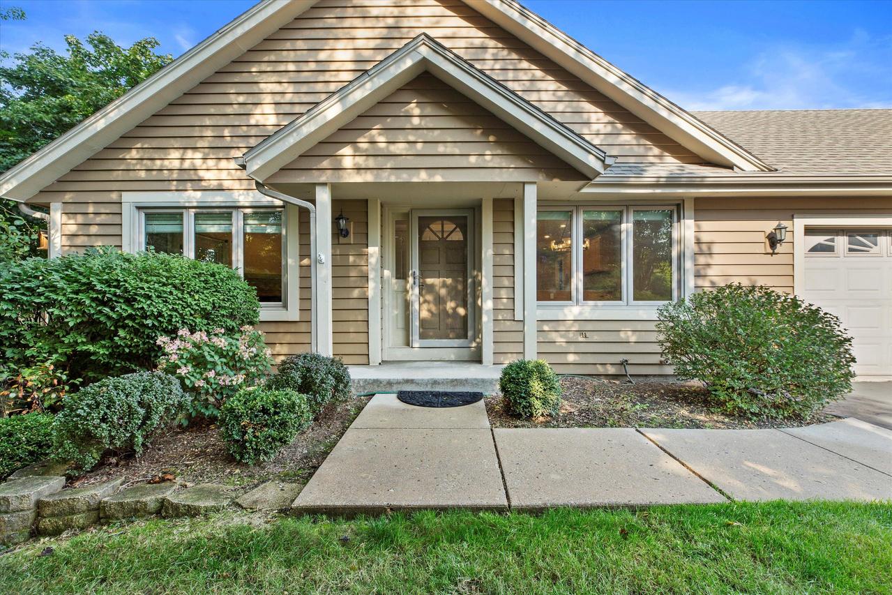 N24W24041 Stillwater Ln #Unit A, Pewaukee, WI 53072