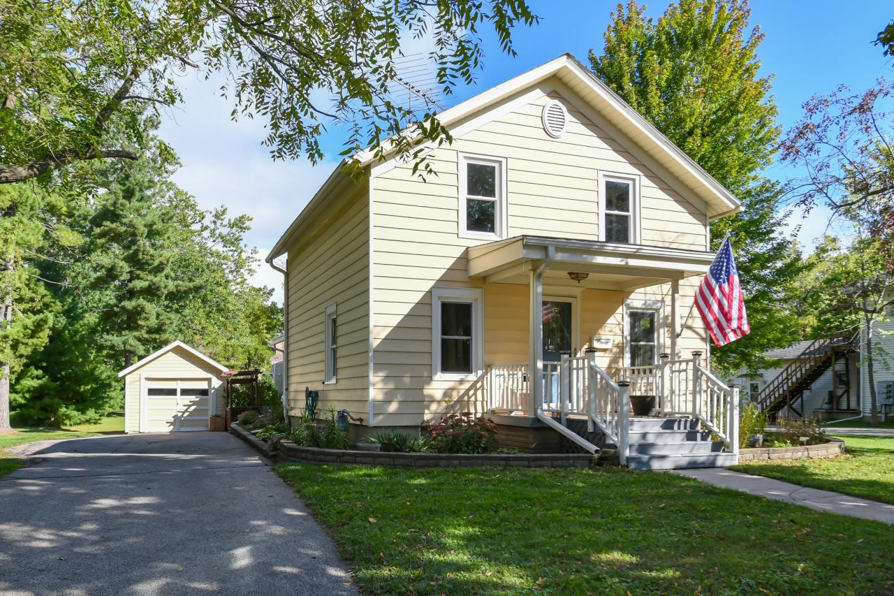 402 W Walworth St, Elkhorn, WI 53121