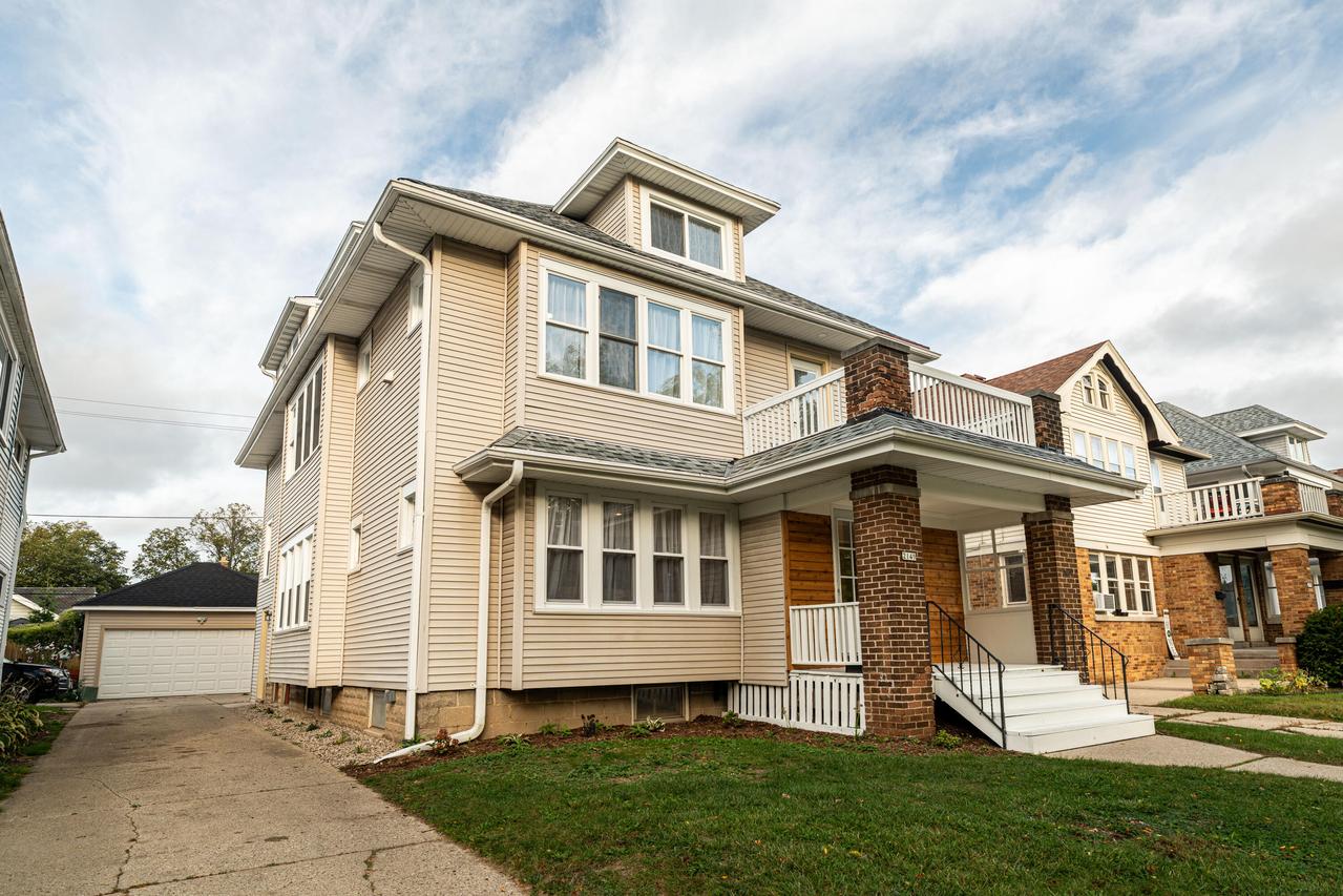 2149 N 60th St, Wauwatosa, WI 53208