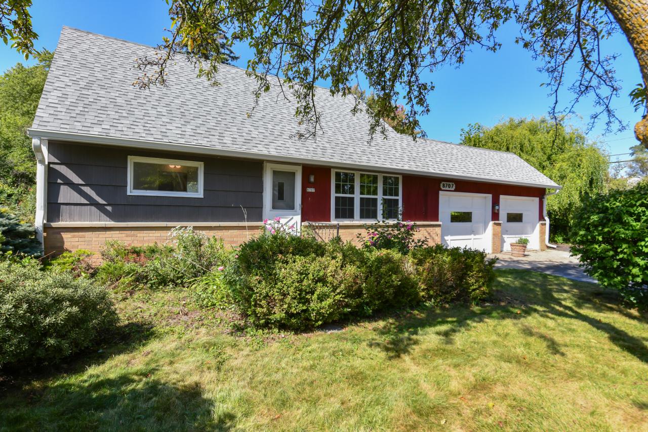8707 N 52nd St, Brown Deer, WI 53223