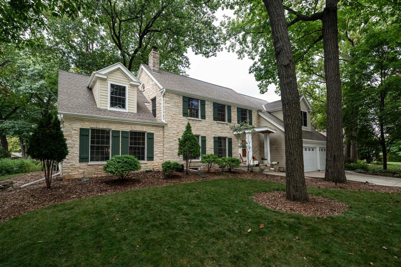 1563 N 122nd St, Wauwatosa, WI 53226