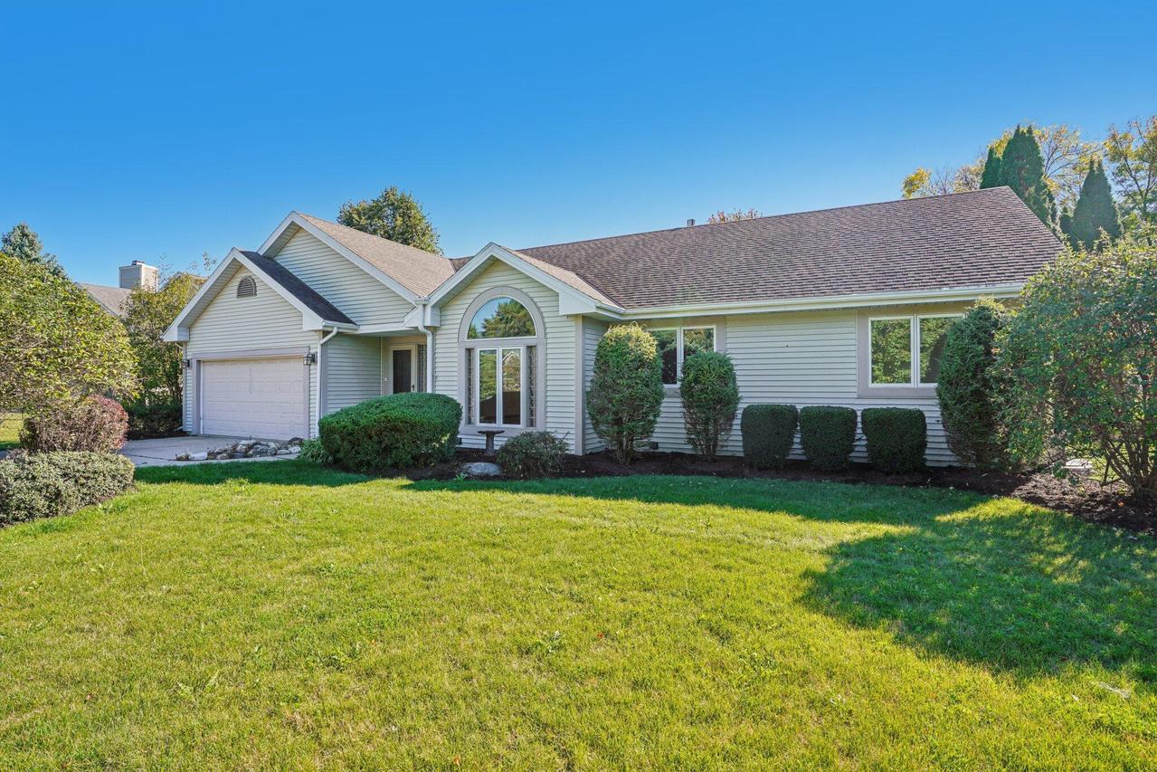 N26W22577 Oakwood Ln, Pewaukee, WI 53186