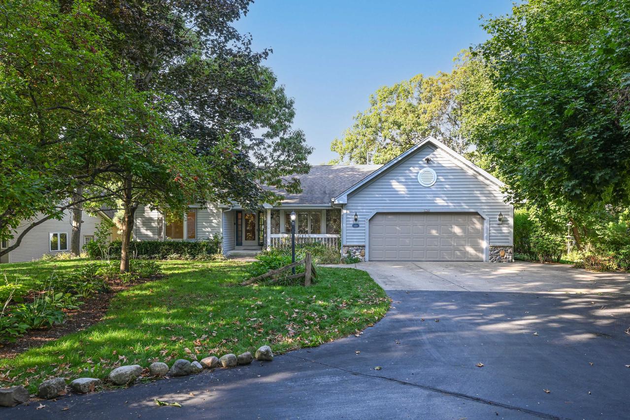1244 Hickory Dr, Waukesha, WI 53186