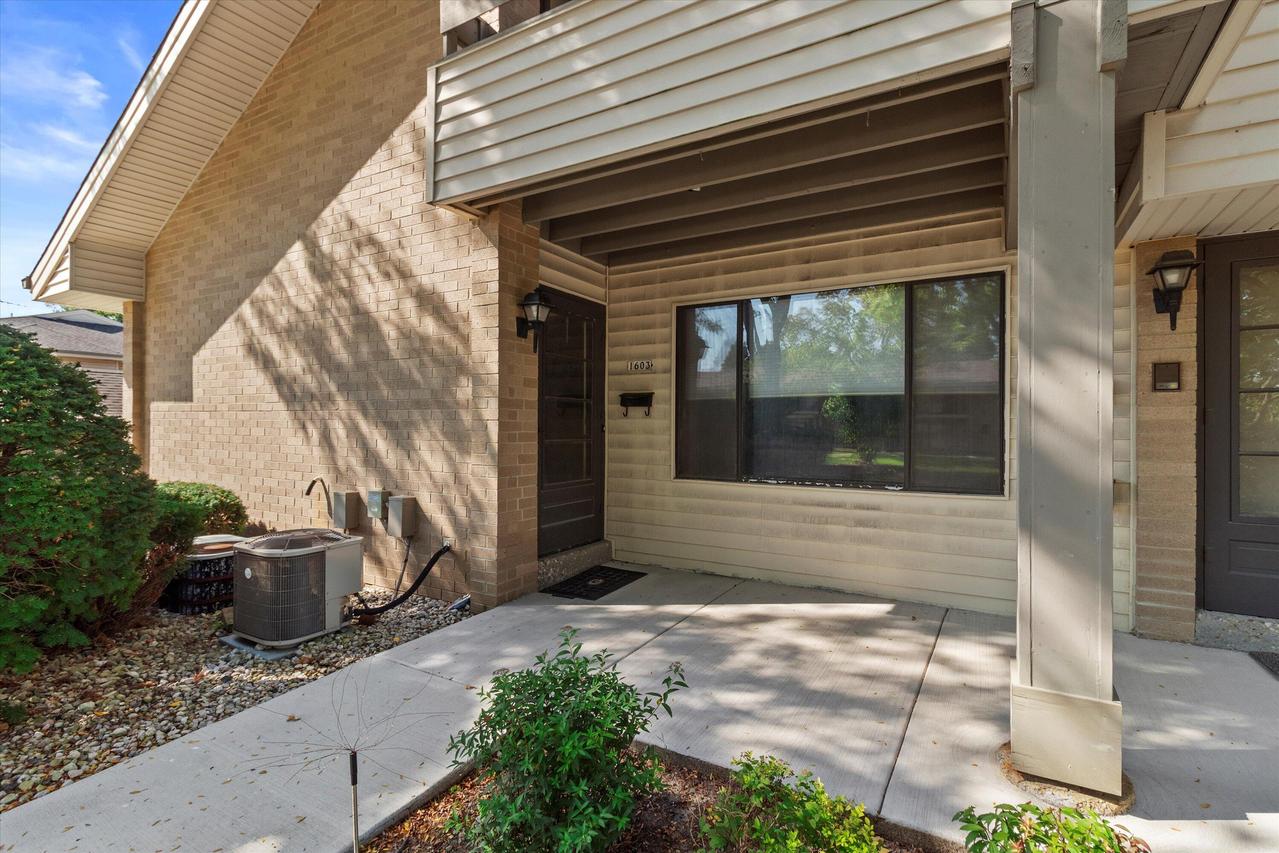 1603 S Carriage Ln, New Berlin, WI 53151