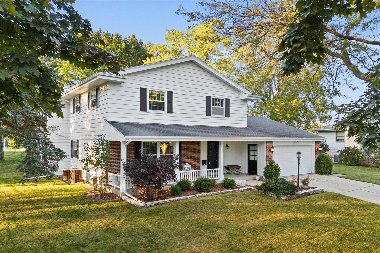 1027 Fairview Dr, Port Washington, WI 53074