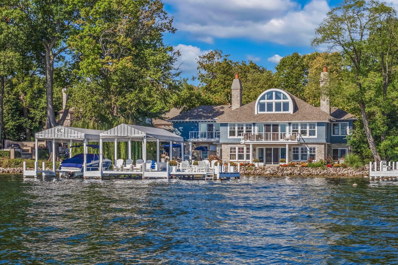 8 Hillside Dr, Lake Geneva, WI 53147