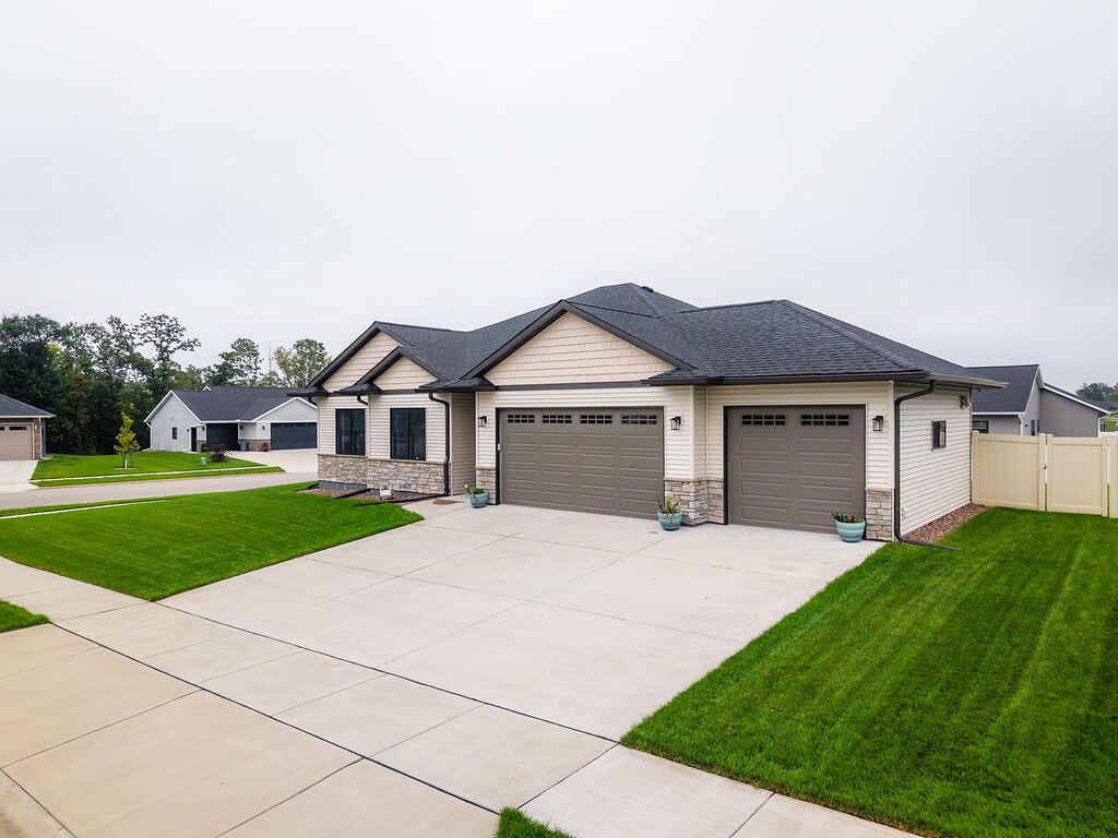 618 Silver Dr, Holmen, WI 54636
