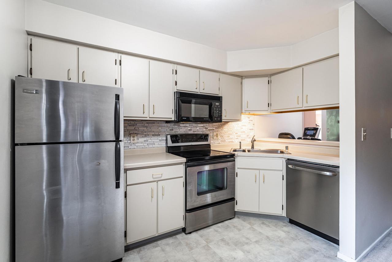 859 W Puetz Rd, Oak Creek, WI 53154