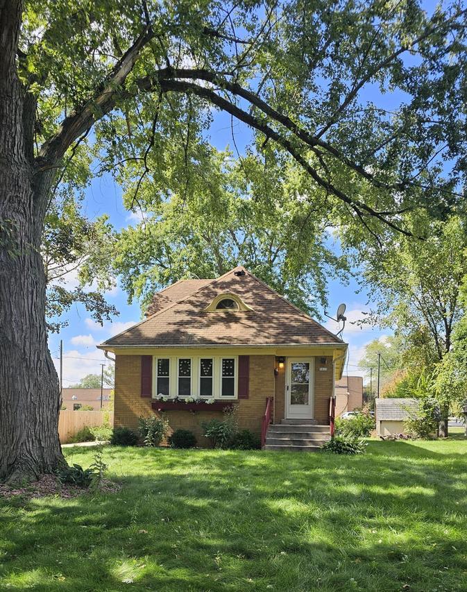 5813 S 112th St, Hales Corners, WI 53130