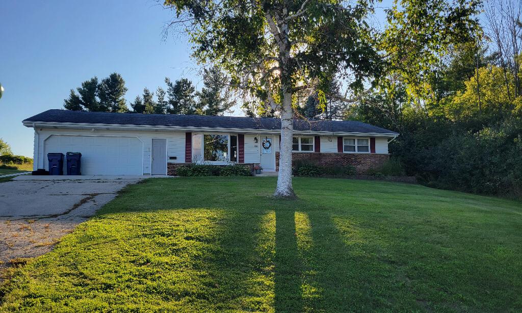 612 Lake St, Cascade, WI 53011