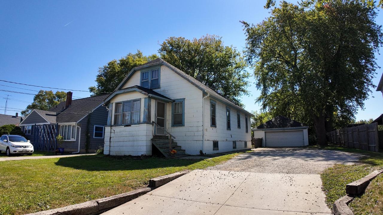 5627 60th St, Kenosha, WI 53144