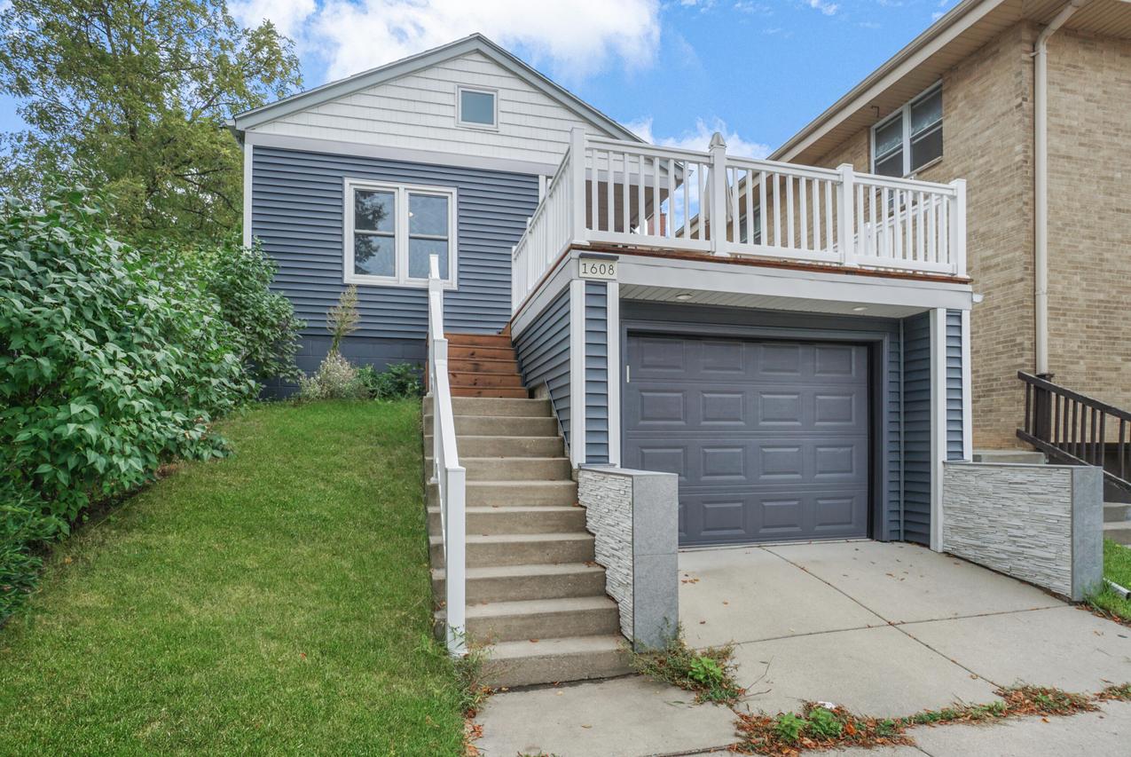 1608 N Astor St, Milwaukee, WI 53202