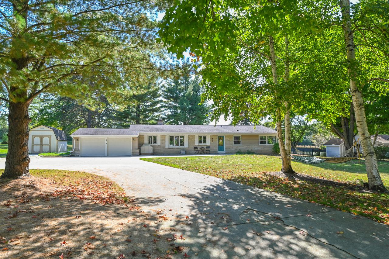 5319 W Sunnyside Dr, Mequon, WI 53092