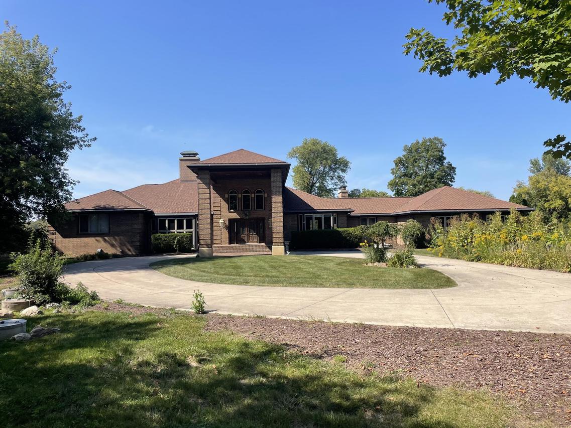 S82W15980 Bass Bay Ln, Muskego, WI 53150