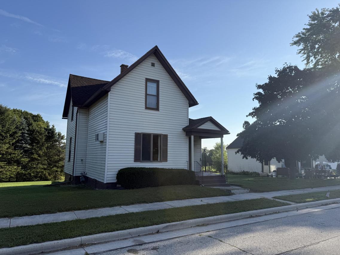 225 W Main St, Mishicot, WI 54228
