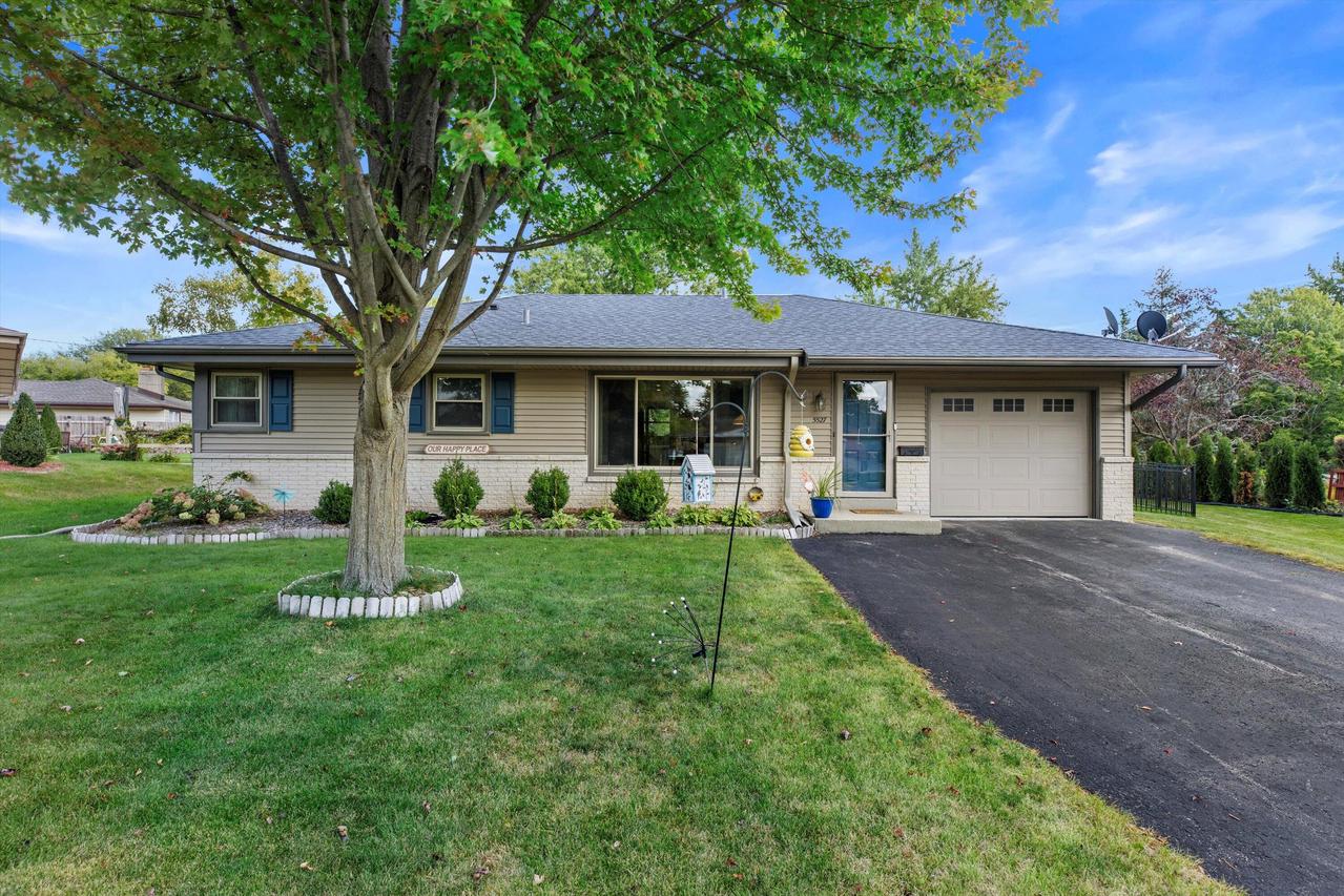 5527 Oakwood St, Greendale, WI 53129
