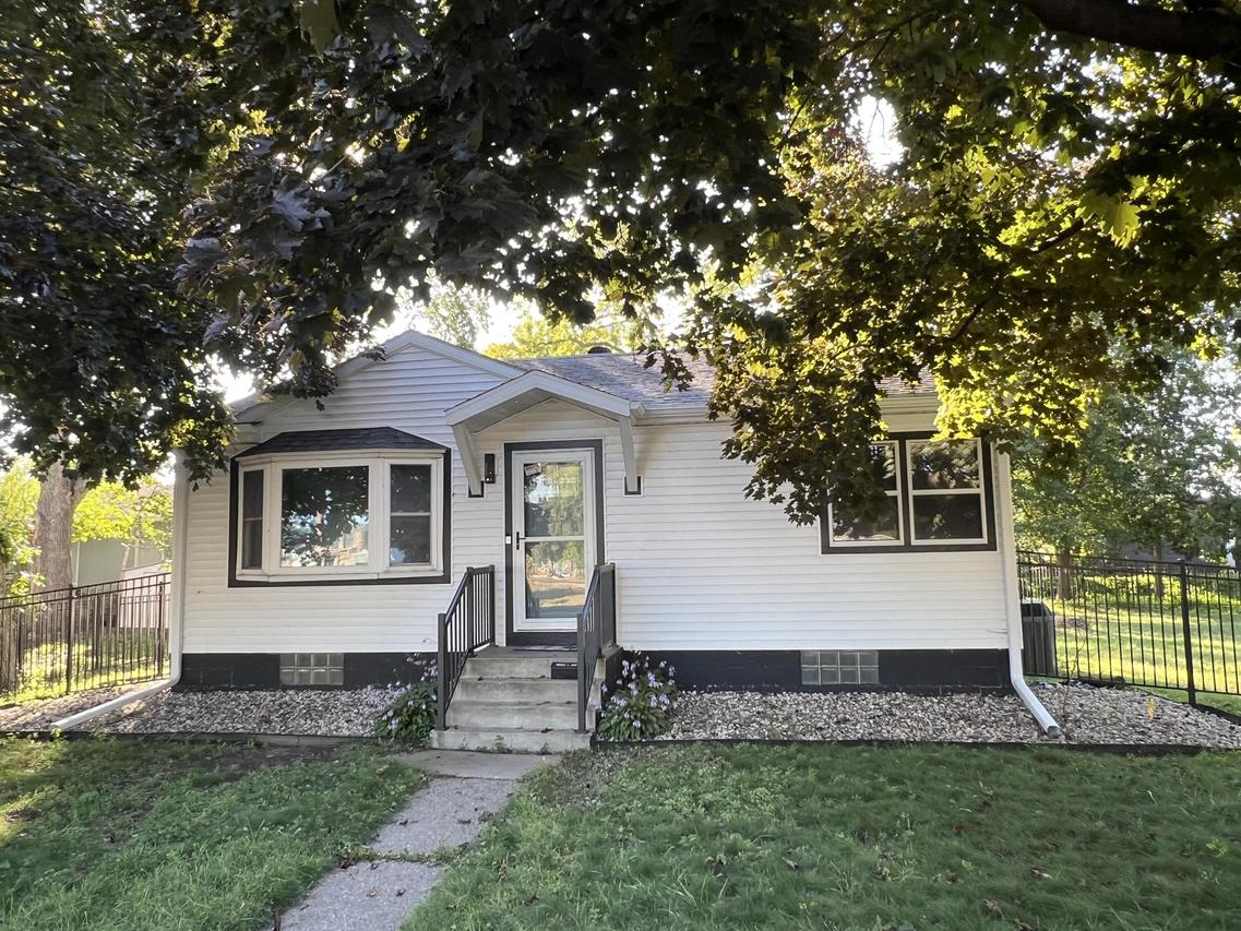 2218 S 15th St, La Crosse, WI 54601