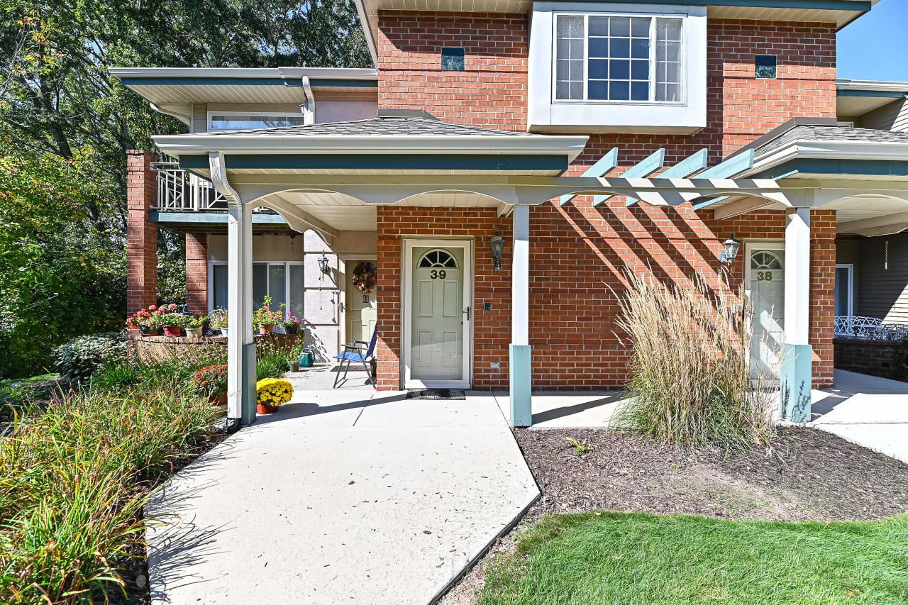19000 Toldt Woods Dr #39, Brookfield, WI 53045