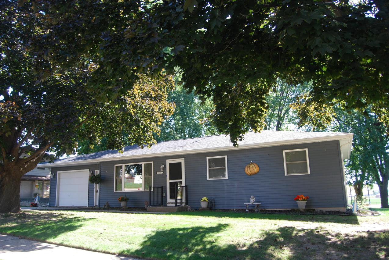 915 South Ave, Lomira, WI 53048