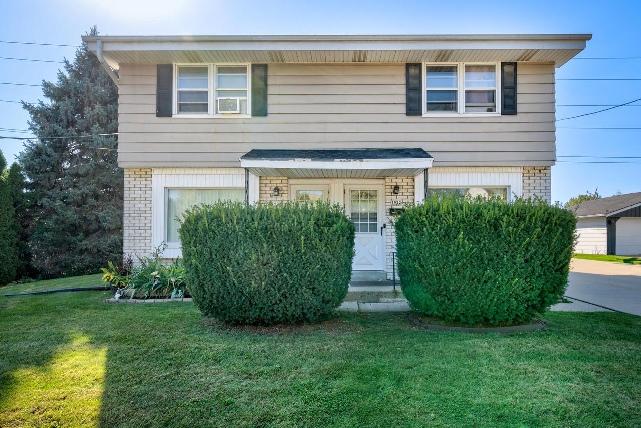 1920 Cardinal Dr #1922, Waukesha, WI 53186