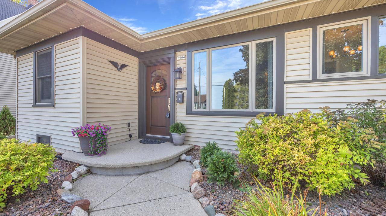 2504 Lakeshore Dr, Sheboygan, WI 53081