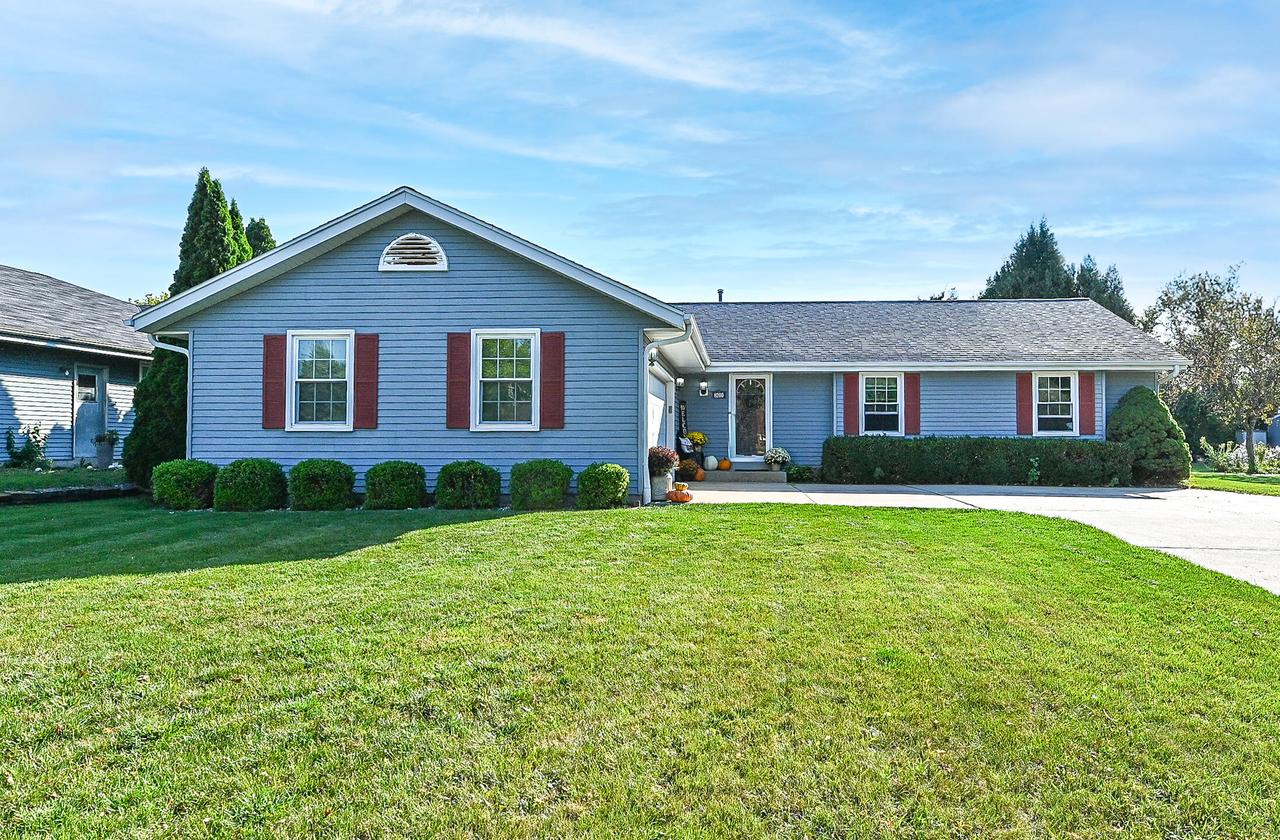 8200 S Wildwood Dr, Oak Creek, WI 53154