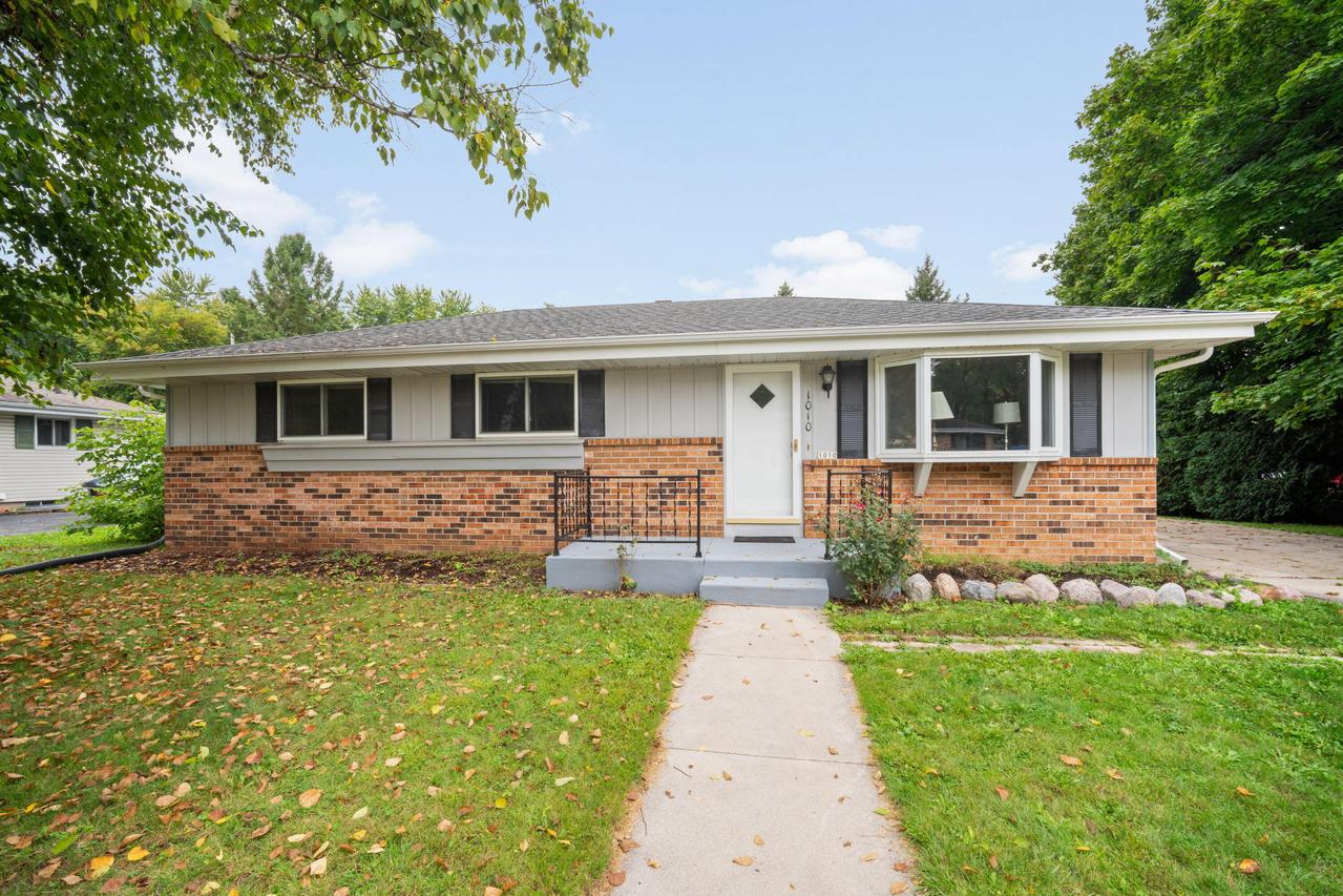 1010 Sunset Ridge, West Bend, WI 53090