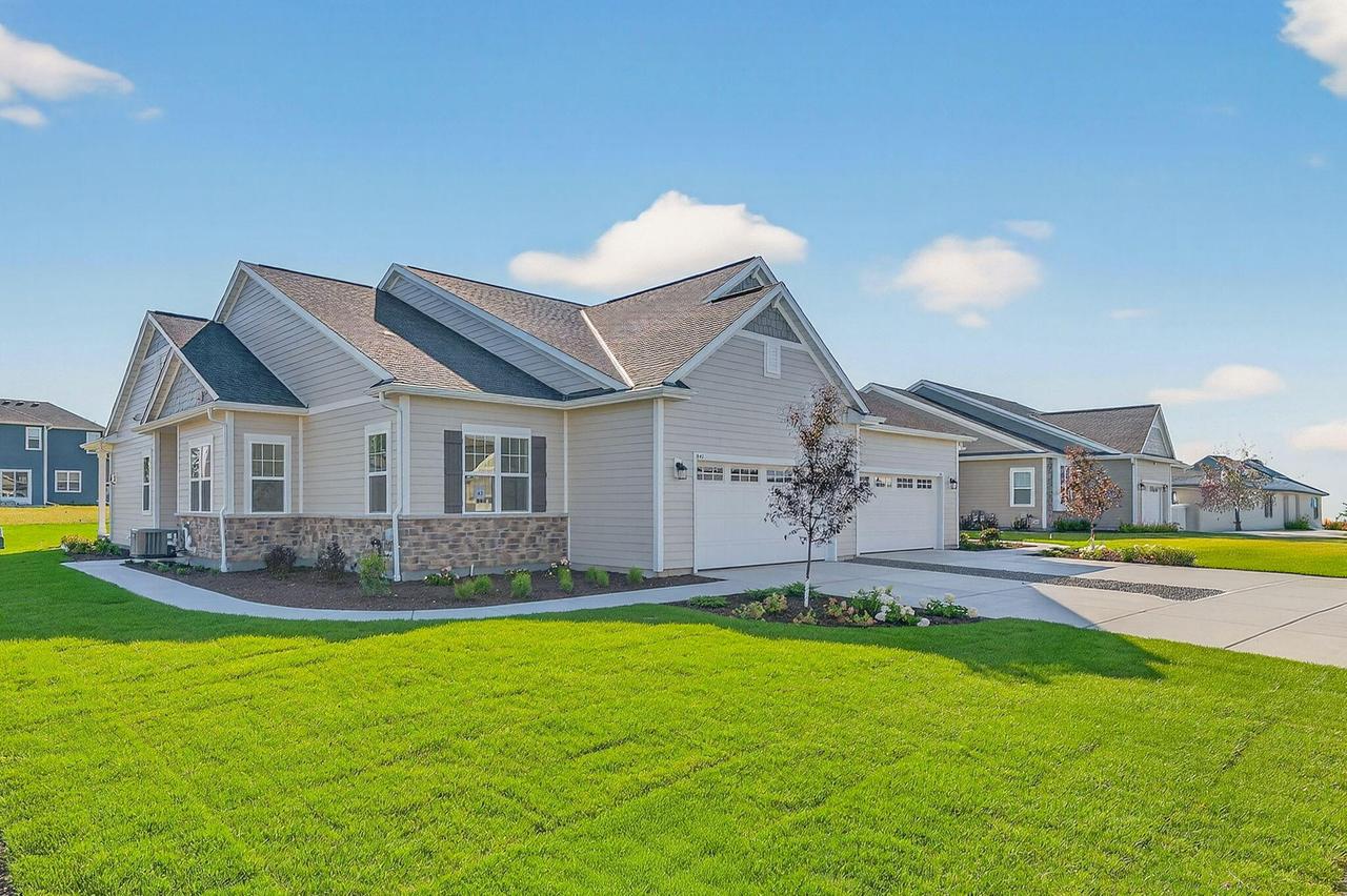 843 Stirling Dr, Oconomowoc, WI 53066