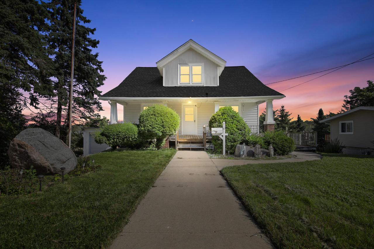 414 W River Dr, West Bend, WI 53090